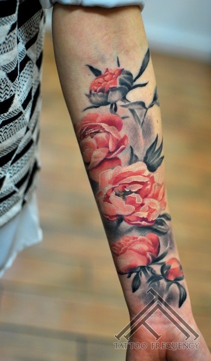手臂逼真的彩色各种花卉纹身图案