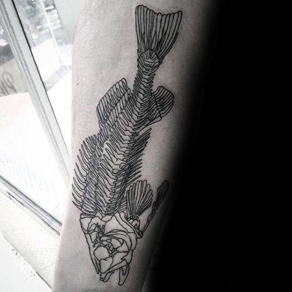 手臂线条超精细的鱼骨纹身图案