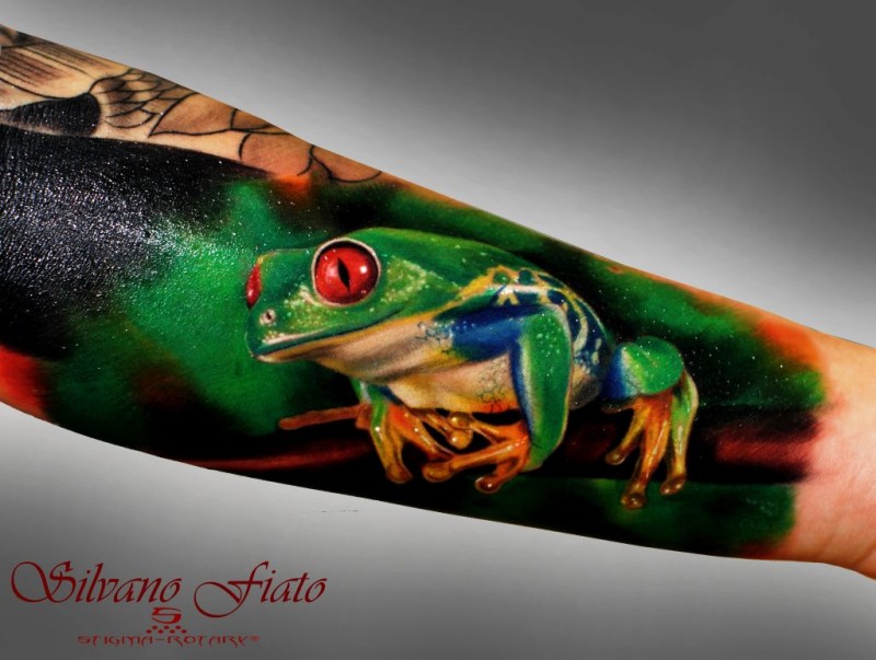 手臂彩色奇妙逼真的青蛙纹身图案