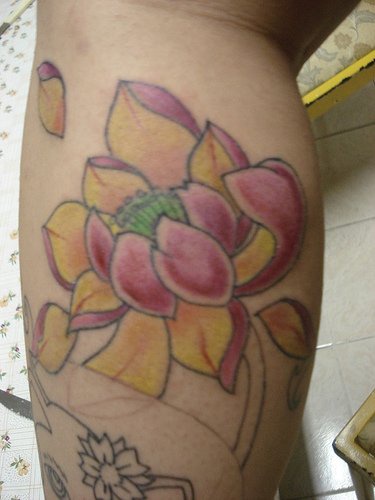 腿部具有落花的莲花纹身图案