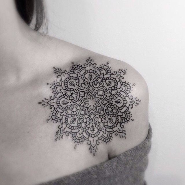 女性肩部印度教的特殊花纹纹身图案