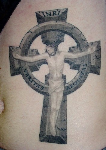 耶稣在石头十字架上纹身图案