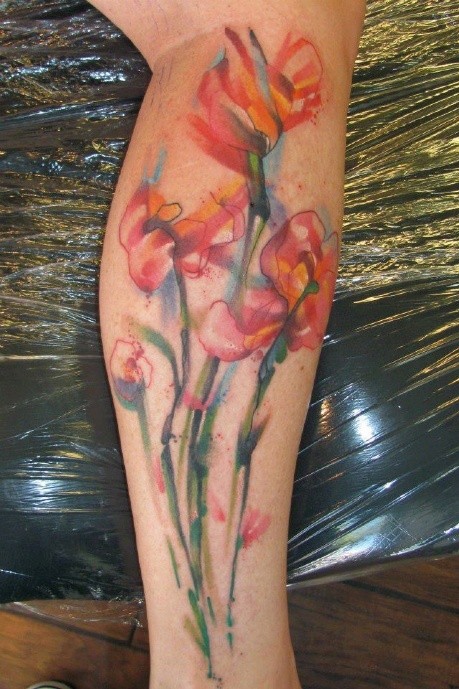 女性腿部水彩画花朵纹身图案