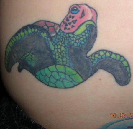 女性腰部彩色海龟纹身图案