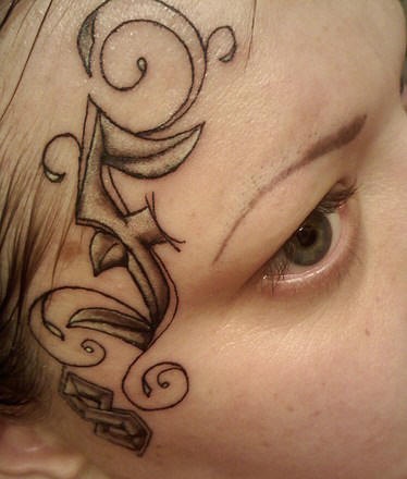 女子脸部装饰纹身图案