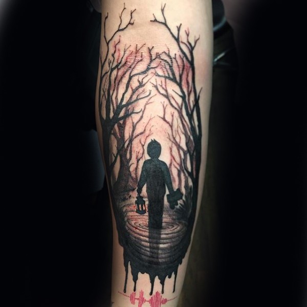 手臂令人毛骨悚然的男孩与黑暗森林纹身