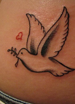 腹部彩色白鸽象征心与爱的纹身
