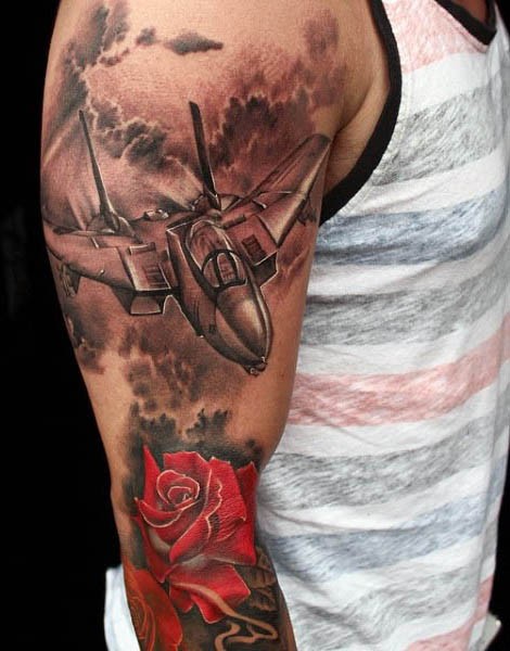 手臂现实主义风格的现代战斗机和玫瑰花纹身