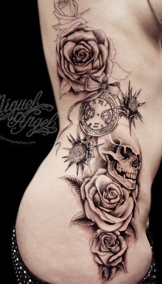 女性腰侧棕色大玫瑰与骷髅纹身图案