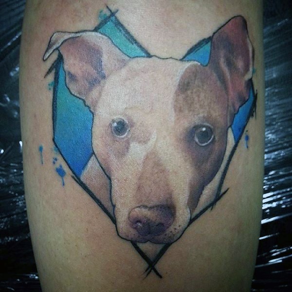 彩色逼真的狗肖像和心形纹身图案