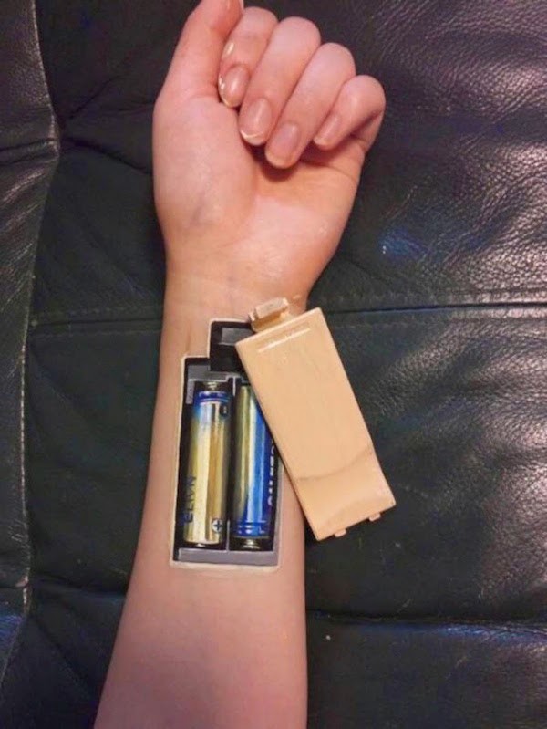 手臂彩色逼真的电池湾纹身图案
