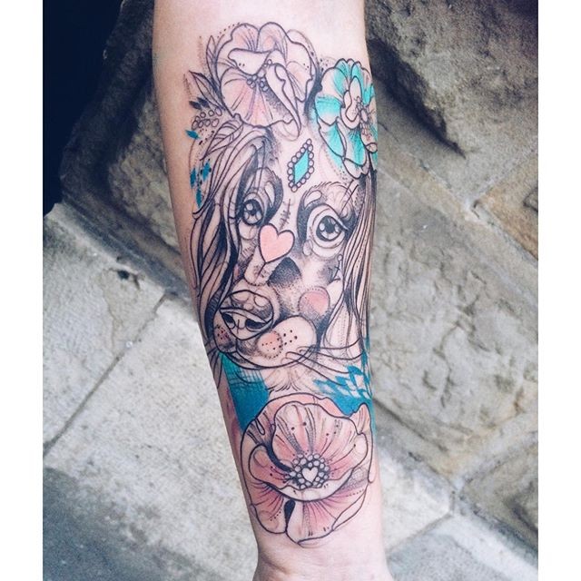 手臂素描风格彩色狗与鲜花和心形纹身图案
