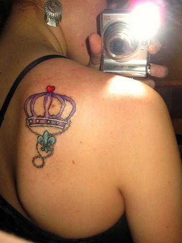 女生背部紫色皇冠纹身图案
