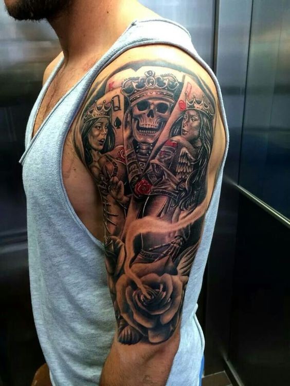大臂彩色的骷髅扑克牌与玫瑰纹身图案