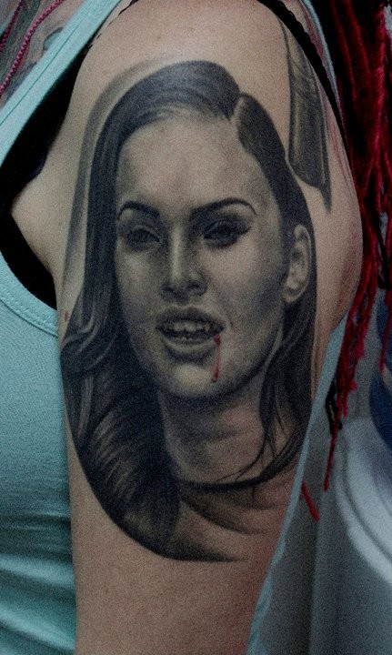 大臂吸血鬼女人肖像彩色纹身图案