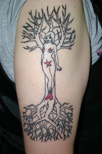 肩部简约树与裸体女孩纹身图案