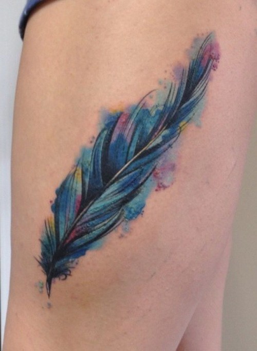 大腿鲜艳的水墨彩色羽毛纹身图案