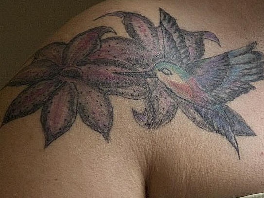 肩部彩色蜂鸟与大花纹身图案