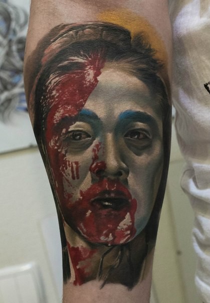 手臂逼真的血腥的艺妓肖像纹身图案