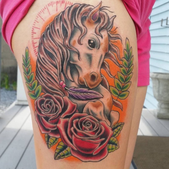 女生大腿玫瑰羽毛和树叶彩色马纹身图案