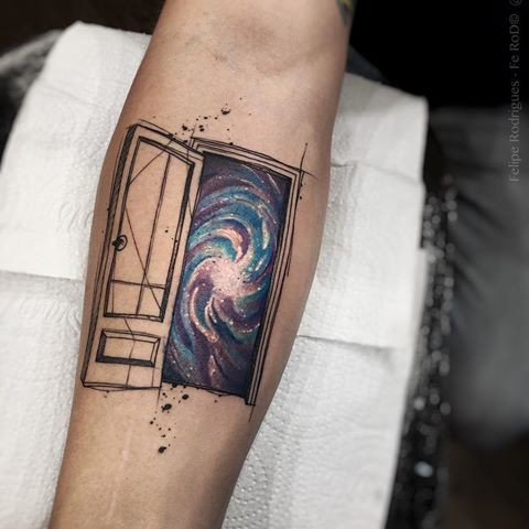 手臂彩色大门与空间星系纹身图案