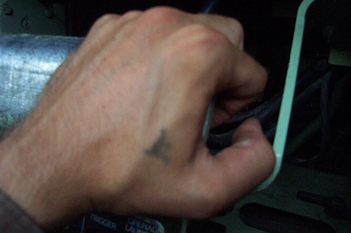 手部黑色简约监狱符号纹身图案