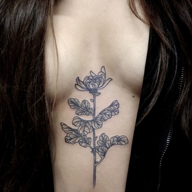 女生胸部一朵菊花线条纹身图案