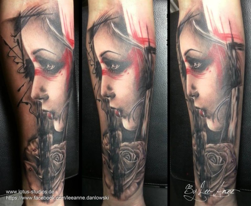 手臂新风格的彩色玫瑰女人肖像纹身