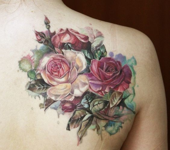 肩部甜蜜的彩绘花朵纹身图案