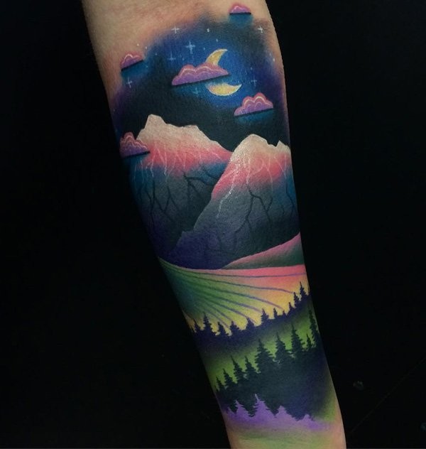 手臂彩色的夜间森林纹身图案