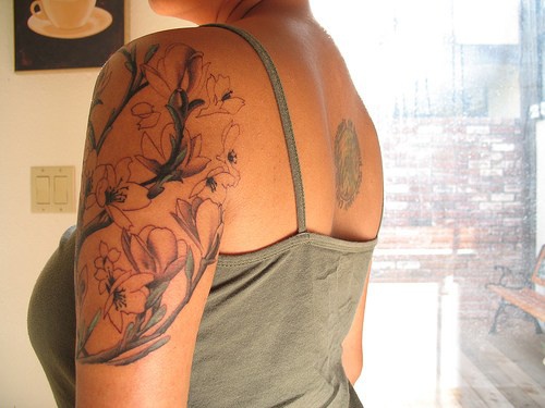 女性肩部黑灰樱花纹身图片