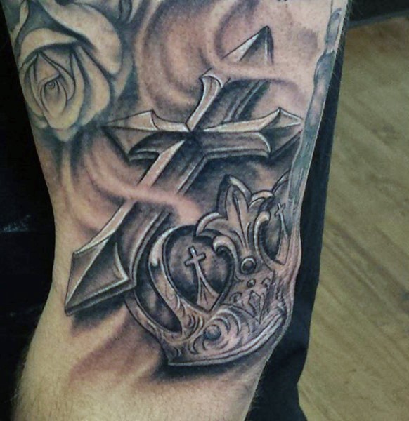 手臂黑灰皇冠与十字架玫瑰纹身图案