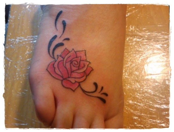 脚背彩色小小的红玫瑰花纹身图案