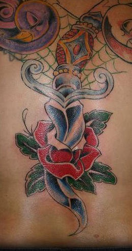 波刃匕首和玫瑰花纹身图案