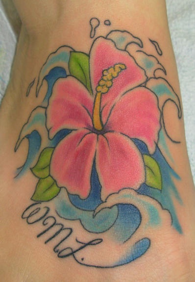 女性腿部彩色芙蓉花纹身图案