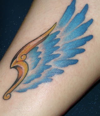 美丽多彩翅膀纹身图案