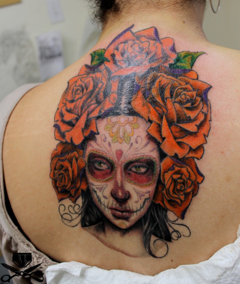 背部彩色墨西哥头骨女孩与玫瑰纹身