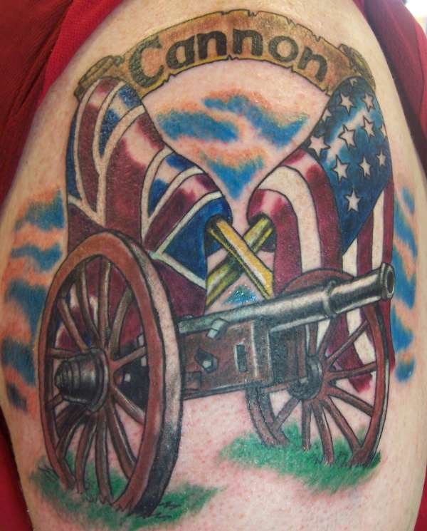 肩部彩色美国和英国国旗大炮纹身