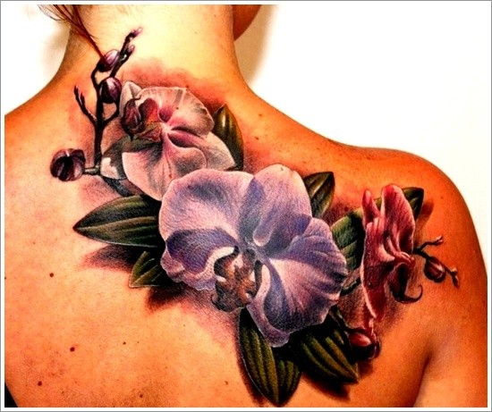 女生肩部大面积的彩色兰花纹身图案