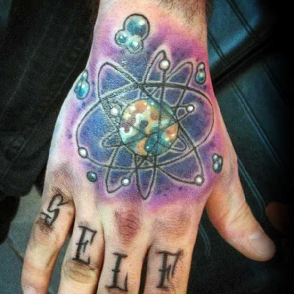 手背彩色复古风格的原子与行星纹身