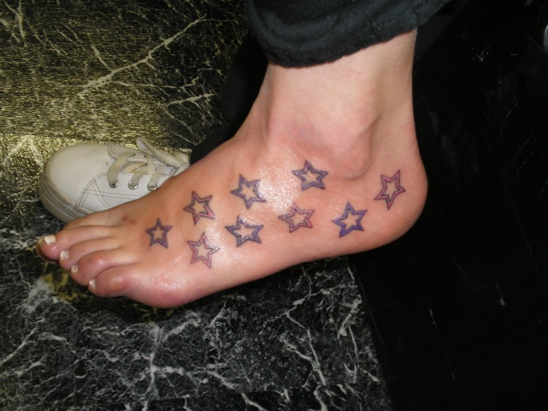 女性脚背简单的五角星纹身图案