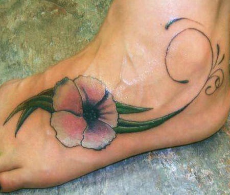 女性脚背彩色木槿花纹身图案