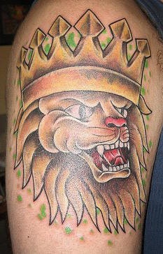 彩色狮子和皇冠纹身图案
