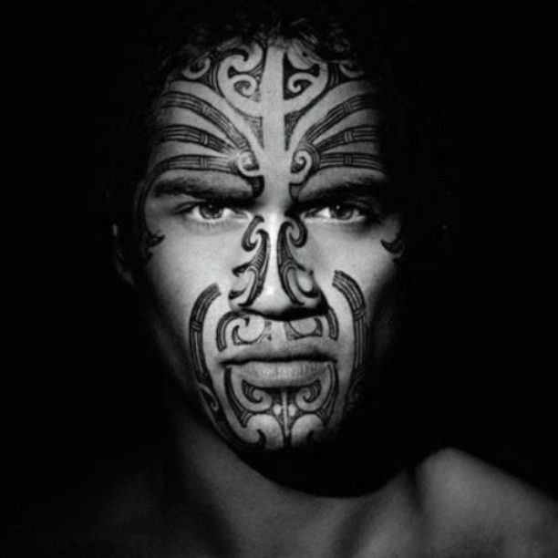 男子脸部毛利战士图腾纹身图案