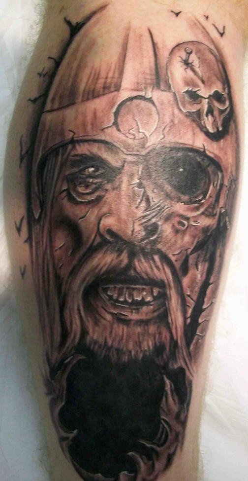 腿部棕色维京战士头像纹身图片