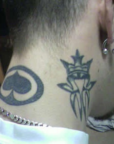 脖子皇冠和黑桃符号纹身图案