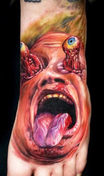脚背彩色毛骨悚然的怪物男子纹身图案