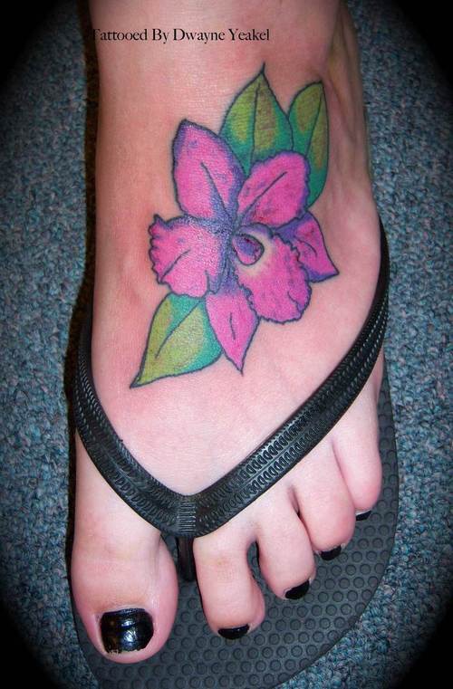 女性脚背上的彩色芙蓉花纹身图案