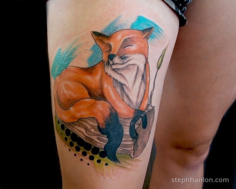 大腿插画风格微笑的狐狸纹身图案