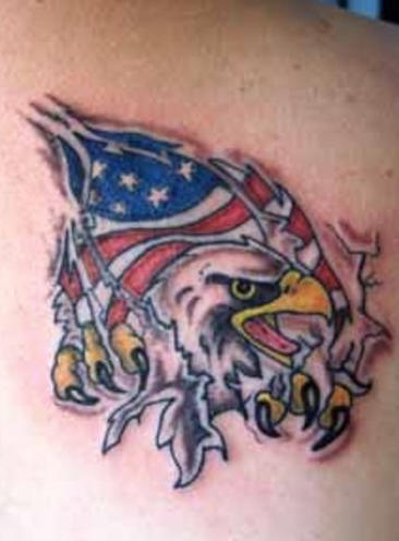 美国国旗和鹰皮肤撕裂纹身图案